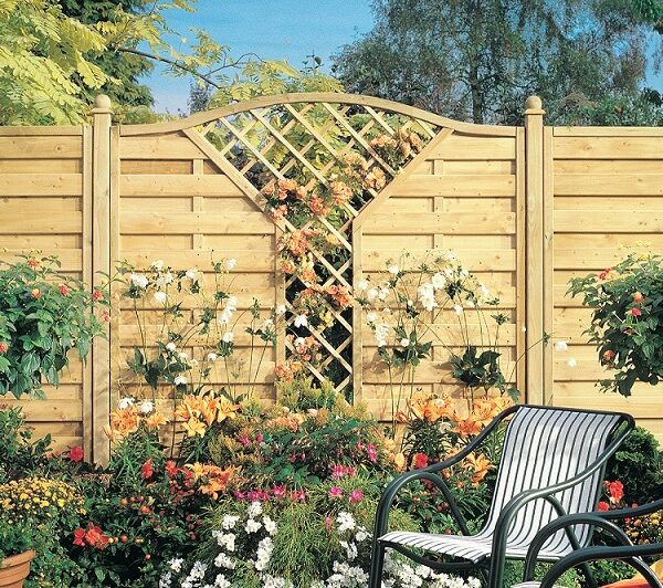 LETTLAND Krone mit V-Gitter 179 x 179 (190) cm